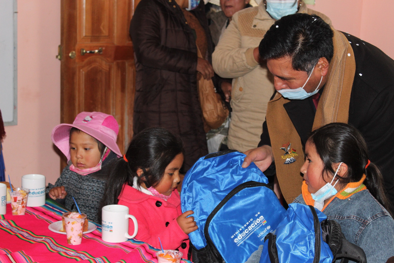 Entregan equipamiento y material escolar para niños de dos municipios del altiplano paceño