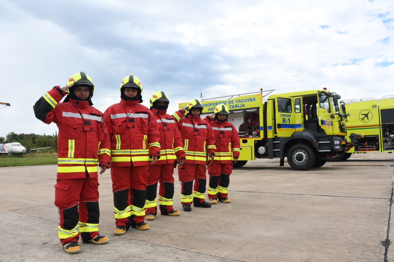 Gobierno equipa el aeropuerto de Yacuiba con dos modernos carros bomberos (amplia)