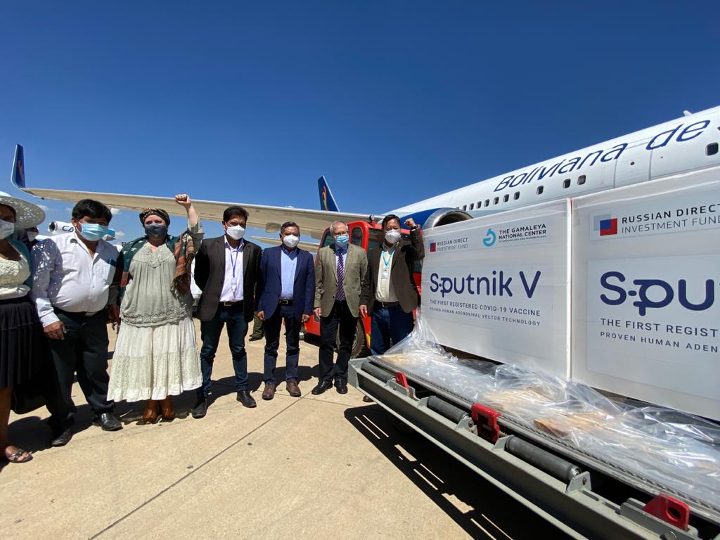 Bolivia recibe 200.000 dosis de vacuna rusa Sputnik V para continuar con inmunización masiva (amplia)
