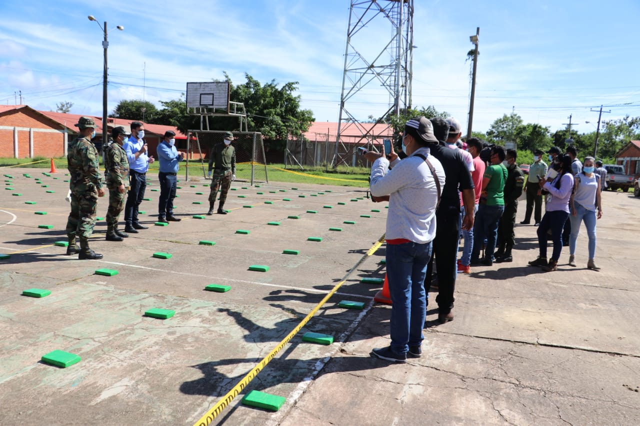 FELCN secuestra más de 300 kilos de cocaína en pista clandestina de Beni