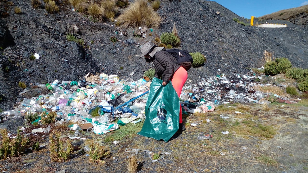 Continúan tareas de limpieza en lugares turísticos de la Cumbre y Mallasa en La Paz