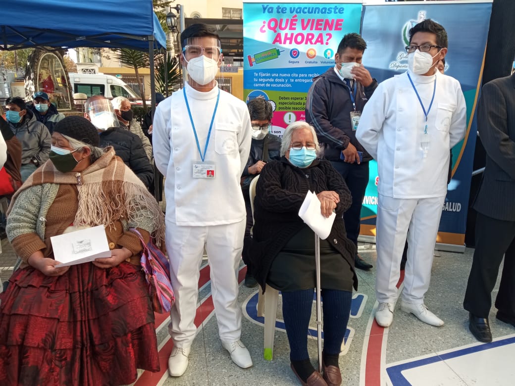 Inicia prueba piloto de vacunación masiva en ocho puntos de La Paz y El Alto (adelanto)