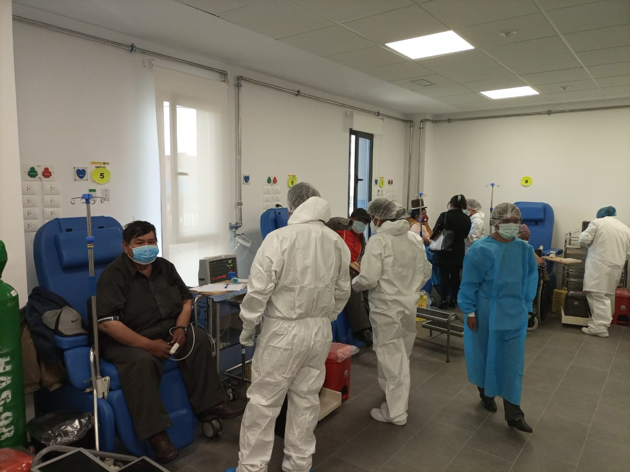 Presidente realiza inspección a puntos piloto de vacunación masiva en El Alto (adelanto)