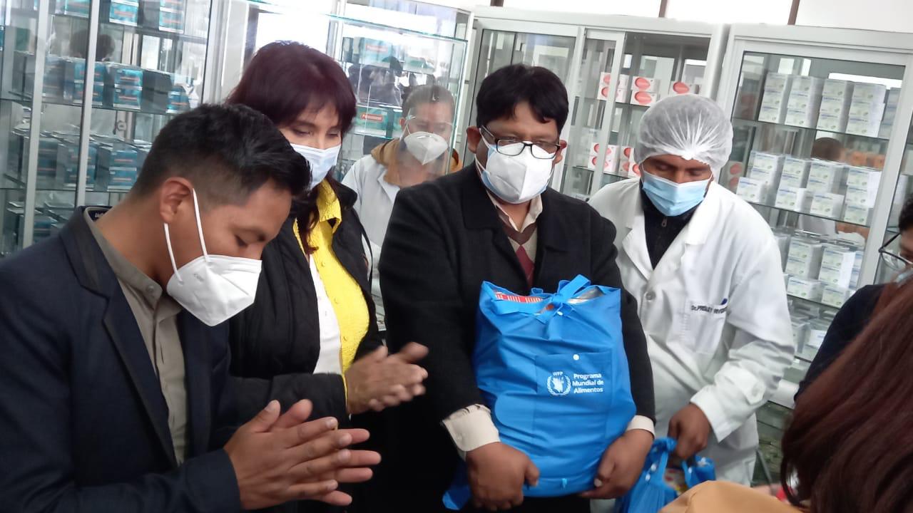 Ministerio de Salud entrega alimentos a estudiantes de la UPEA que contrajeron el COVID-19