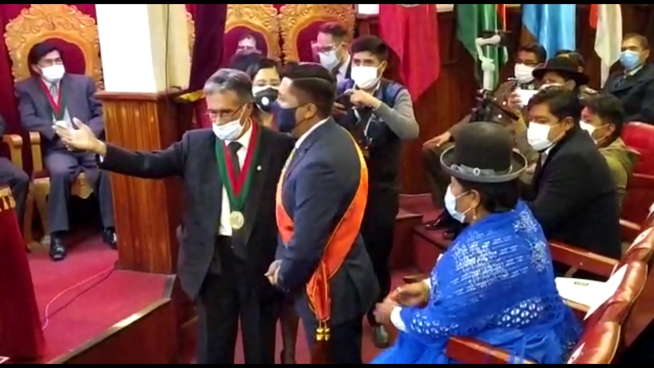 Posesionan a Adhemar Wilcarani como alcalde con el pedido de progreso para Oruro