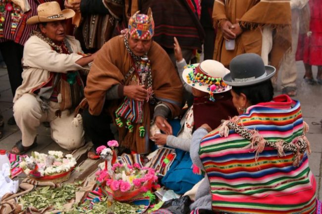 Más de un centenar de Amautas se reunieron en el centro paceño para conmemorar el Día Nacional del Amauta