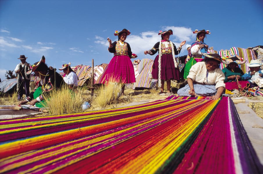 Tejidos andinos como el alma de un pueblo y la actual situación de las mujeres tejedoras