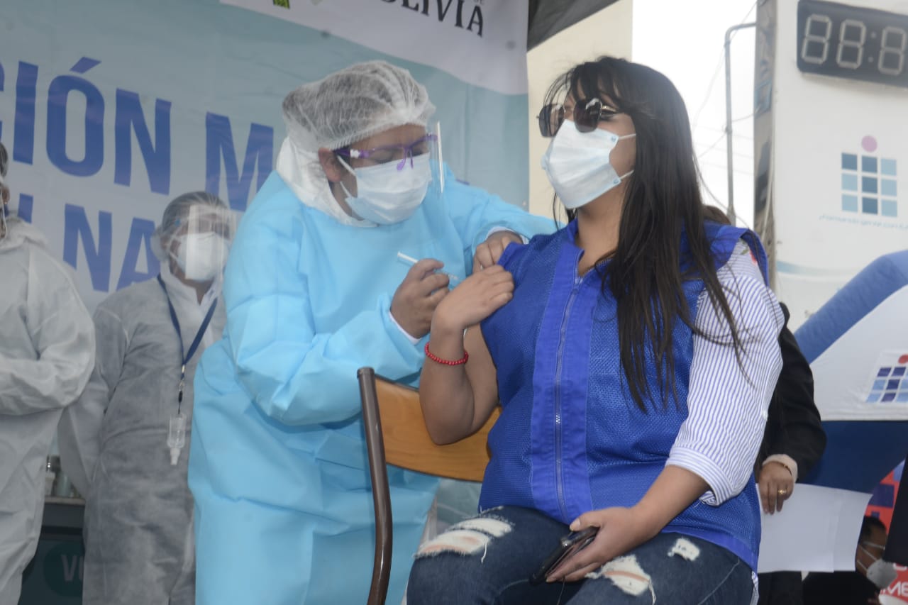 Presidente Arce exhorta a gobiernos subnacionales a adherirse al programa de vacunación masiva contra el COVID-19