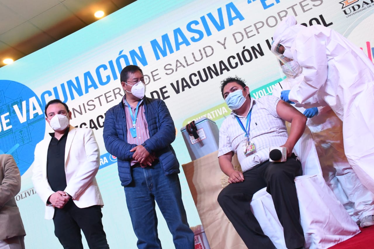 Presidente Arce inicia programa de vacunación masiva “En Napa” en Santa Cruz para mayores de 50 años y periodistas