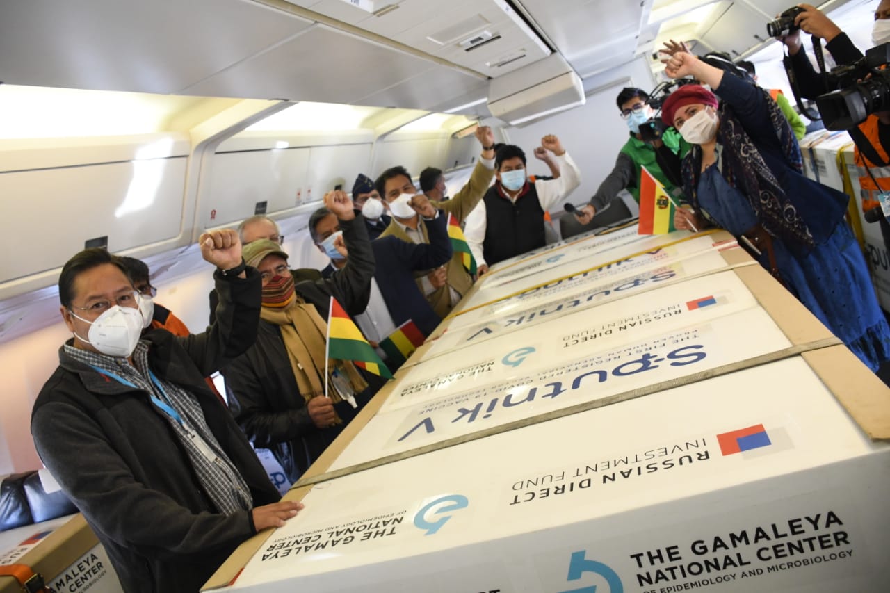 Llega a Bolivia un nuevo lote de 400.000 vacunas Sputnik V (amplia)