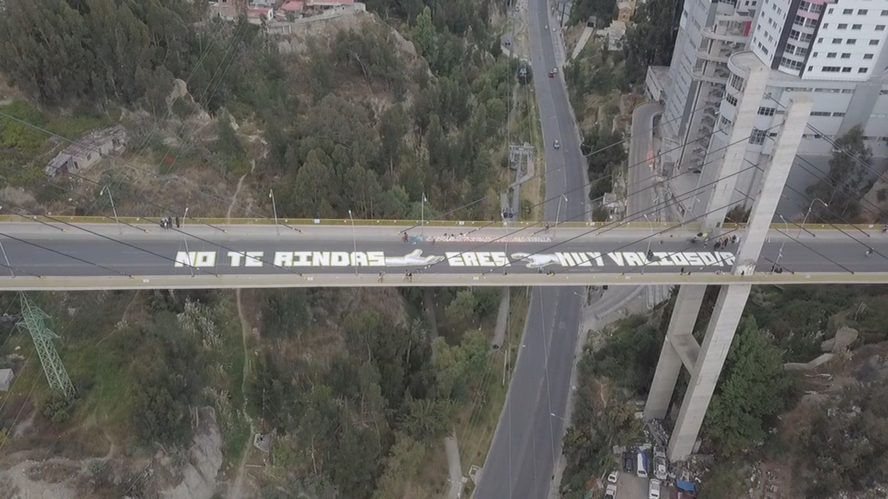 Pintan mensajes motivacionales para evitar suicidios en el puente de Las Américas de La Paz
