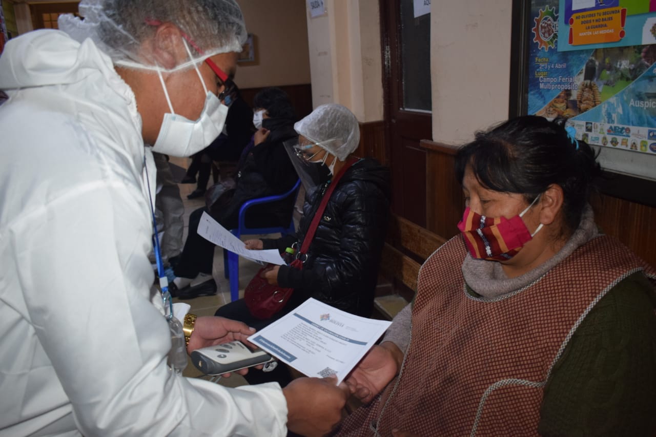 Enfoque multidisciplinario caracteriza la campaña de vacunación masiva contra el COVID-19