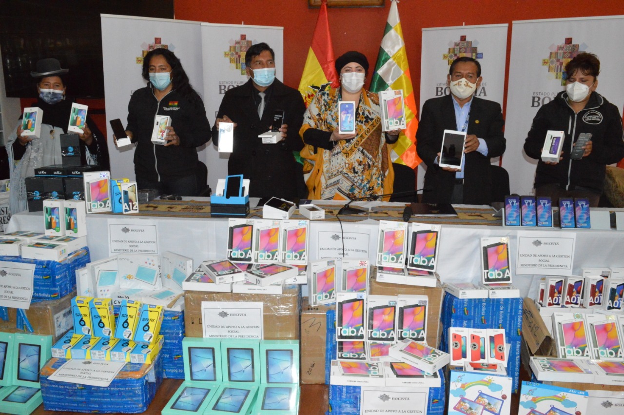 Presidencia entrega más de 3.000 equipos incautados para garantizar la educación virtual de estudiantes de escasos recursos (amplia)