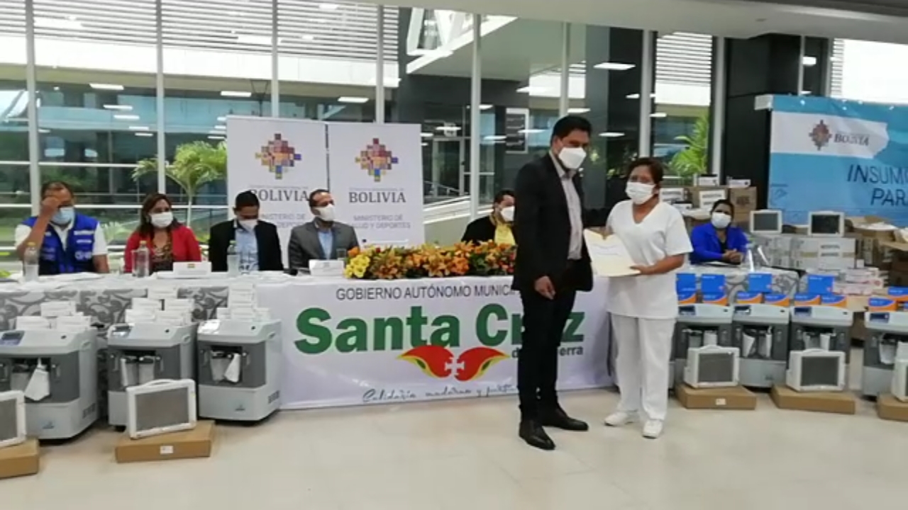 Salud entrega equipos médicos, insumos y contratos para fortalecer la lucha contra el COVID-19 en Santa Cruz