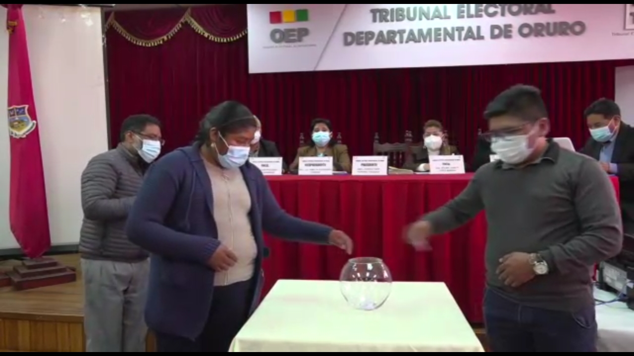 Mediante sorteo asignan a quinto concejal del municipio de Santiago de Andamarca del departamento de Oruro