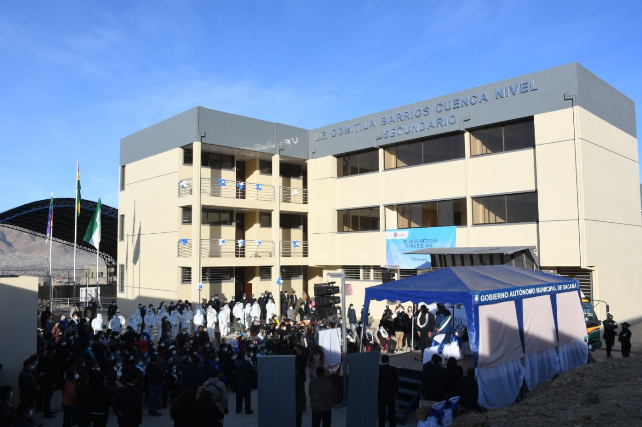 Presidente entrega infraestructura de la Unidad Educativa Domitila Barrios en Sacaba (Amplia)