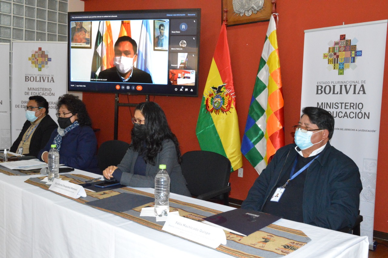 El Ministerio de Educación lanza cinco carreras técnicas para migrantes en el exterior