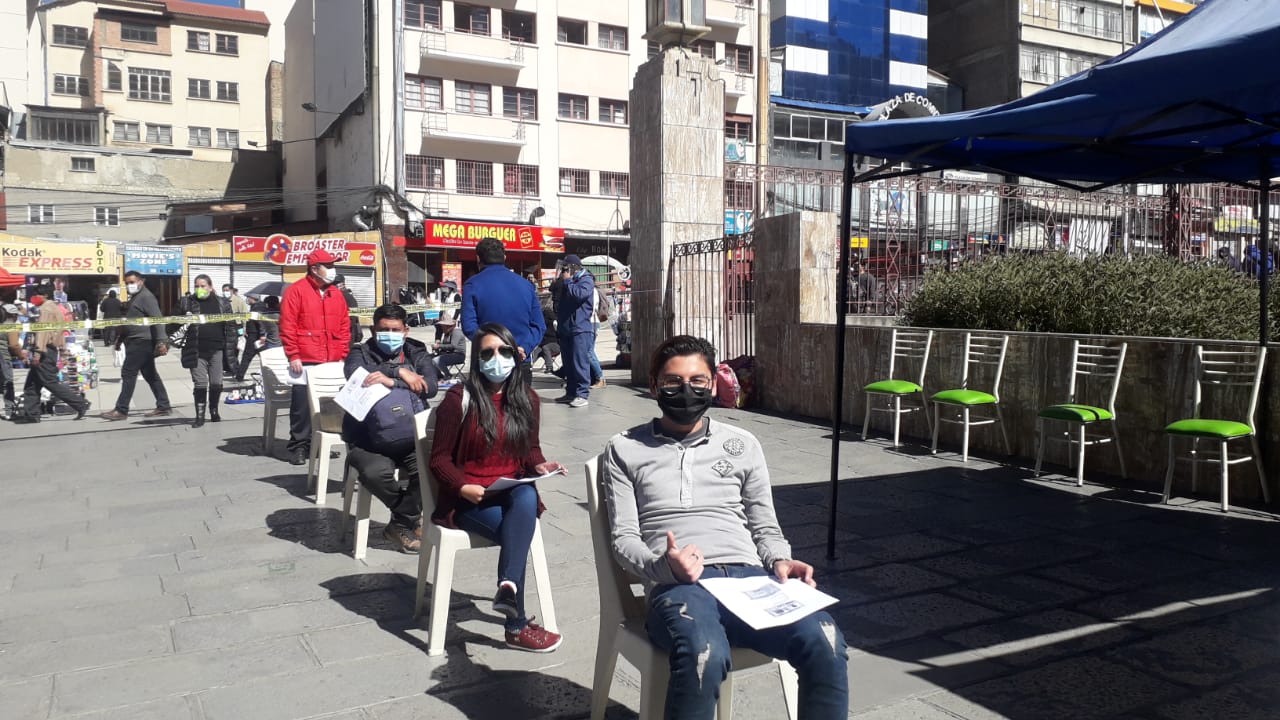 Jóvenes acuden con entusiasmo y confianza a puntos de vacunación masiva contra el COVID-19