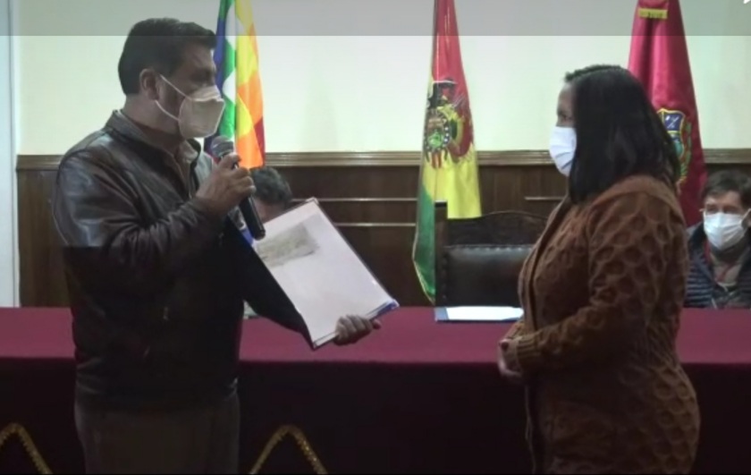 Gobernación de Oruro paga bono de vacunación a trabajadores de salud pública