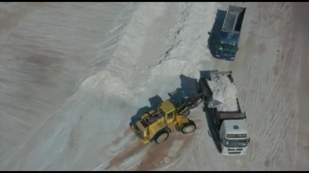 Autoridades nacionales socializan implementación de plantas industriales en el salar de Coipasa de Oruro