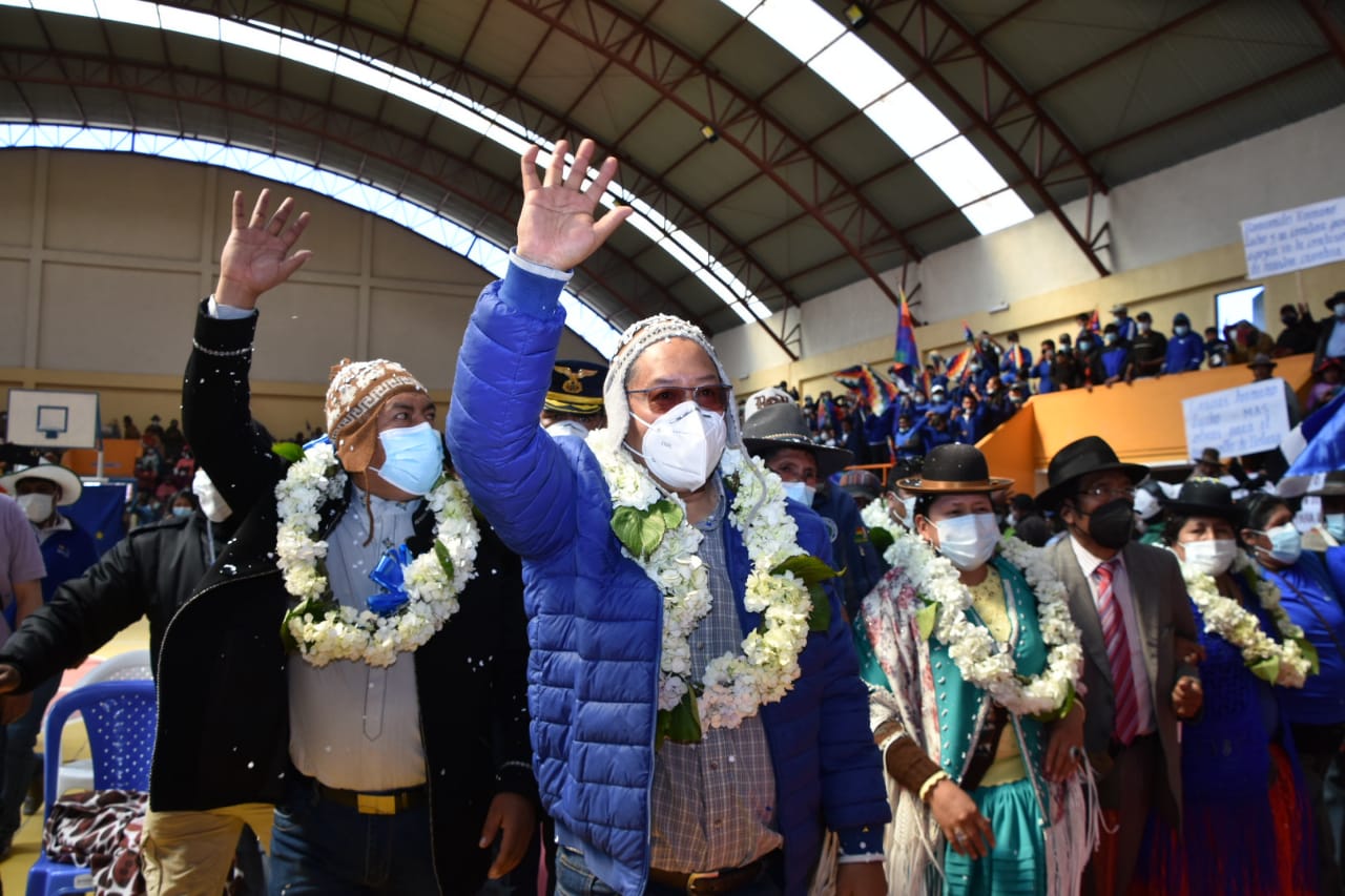 Presidente inaugura coliseo en el municipio de Santiago de Machaca con un costo de Bs 3 millones