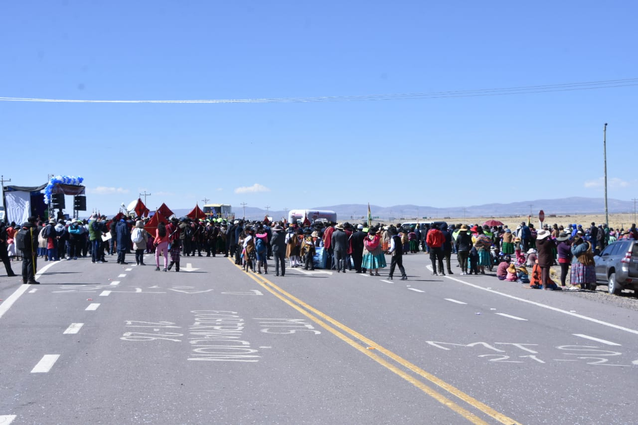 Inauguran moderno proyecto de construcción de la carretera Capiri en La Paz