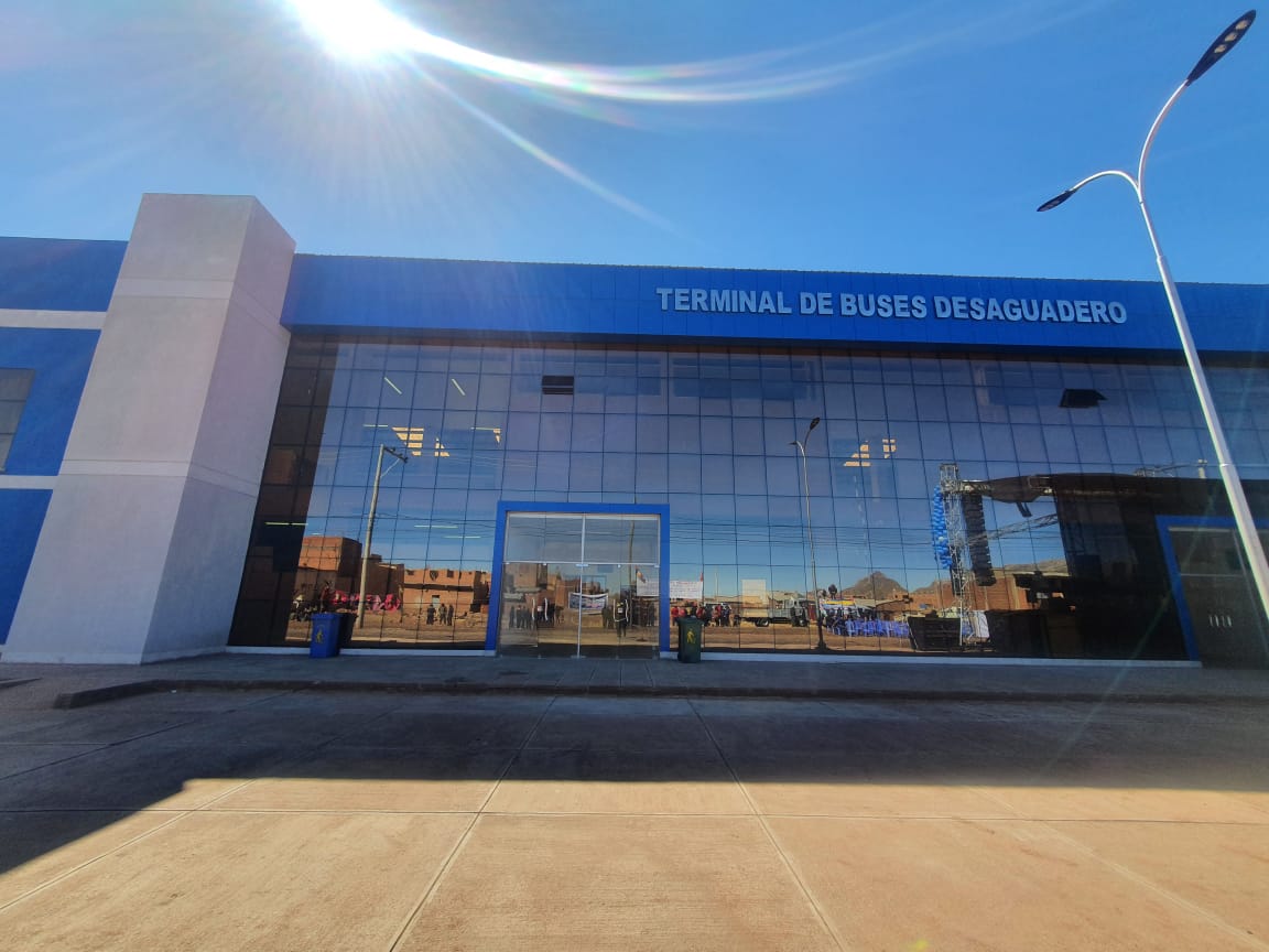 Desaguadero, en La Paz, estrena una moderna terminal de buses entregada por el Presidente