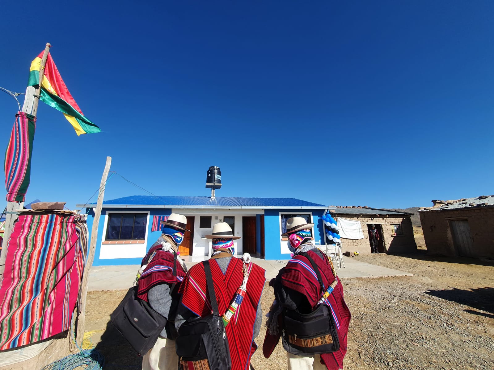 Familias del municipio paceño de Laja se benefician con 51 viviendas