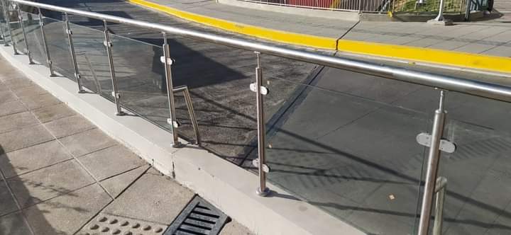 Policía busca a delincuentes que robaron vidrios de la recién inaugurada plaza Tejada Sorzano