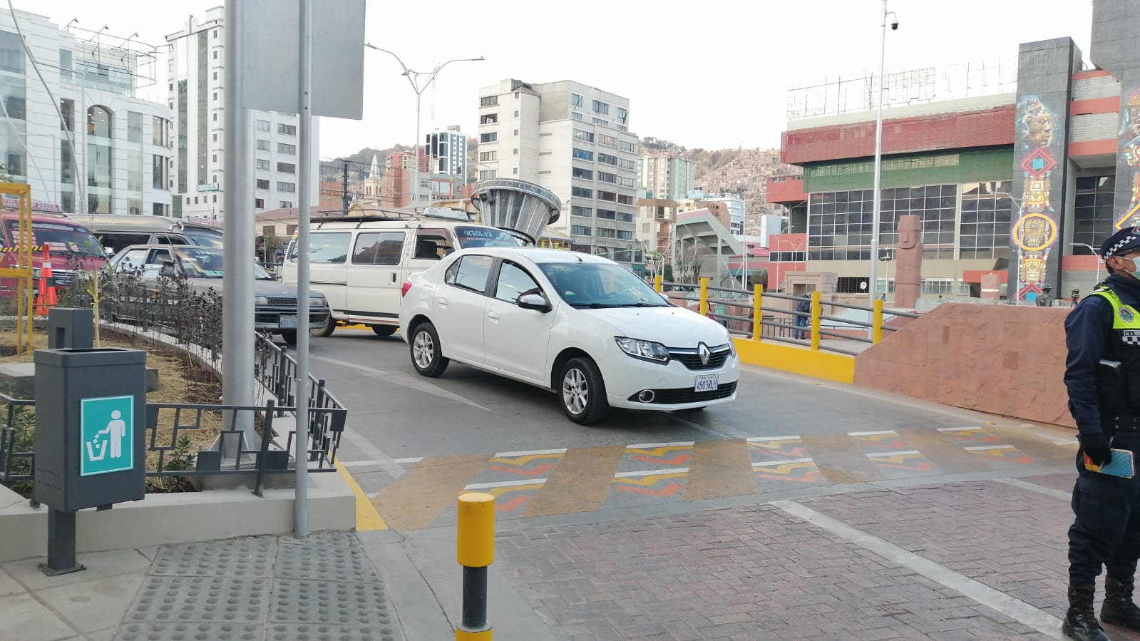 Transeúntes piden a la Alcaldía paceña mejorar señalización de los viaductos de la Plaza Tejada Sorzano