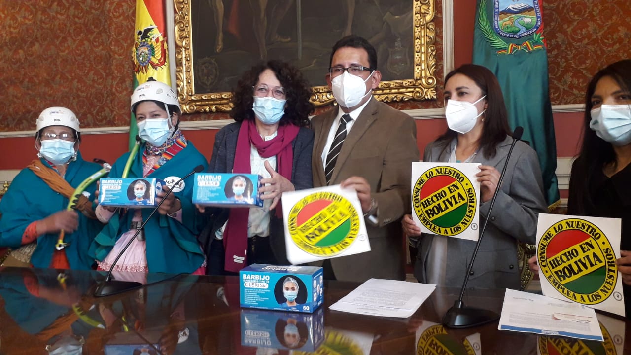 Presentan barbijo quirúrgico tipo IIR CLERIS con certificación internacional, hecho en Bolivia