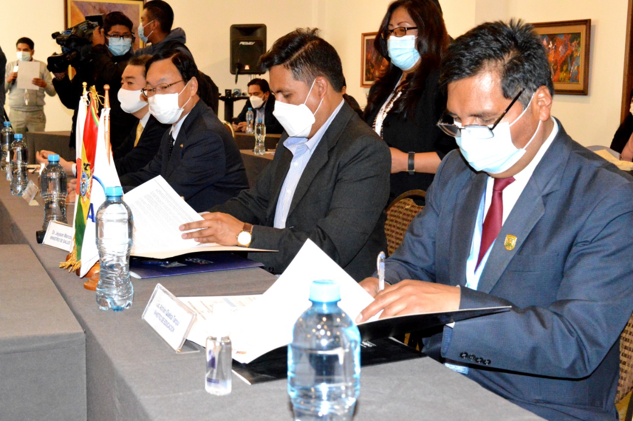 Ponen en vigencia diseño curricular de 13 carreras de formación técnica en Salud