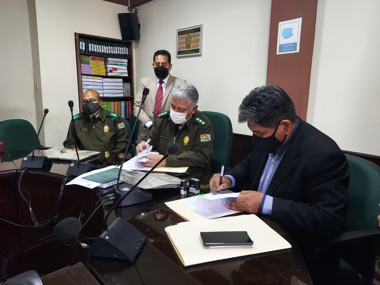 Senatex proveerá más de 36.000 camisas a la Policía Boliviana por un valor de Bs 4,5 millones