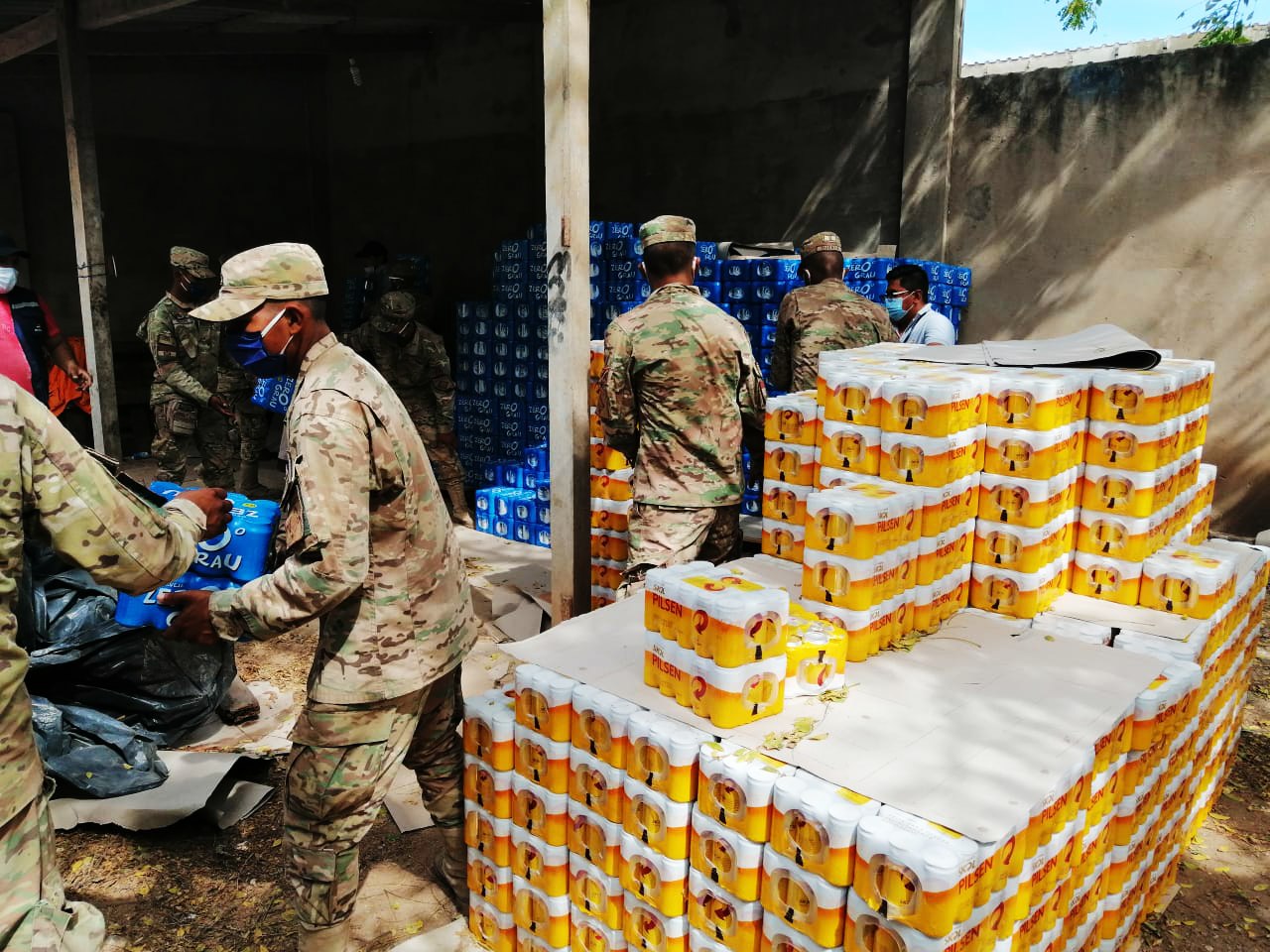 Armada y Aduana decomisan 30 toneladas de cerveza de contrabando en Puerto Quijarro