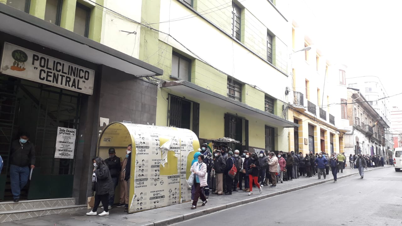Adultos mayores acuden a la CNS a recibir su segunda dosis de Sputnik V según cronograma