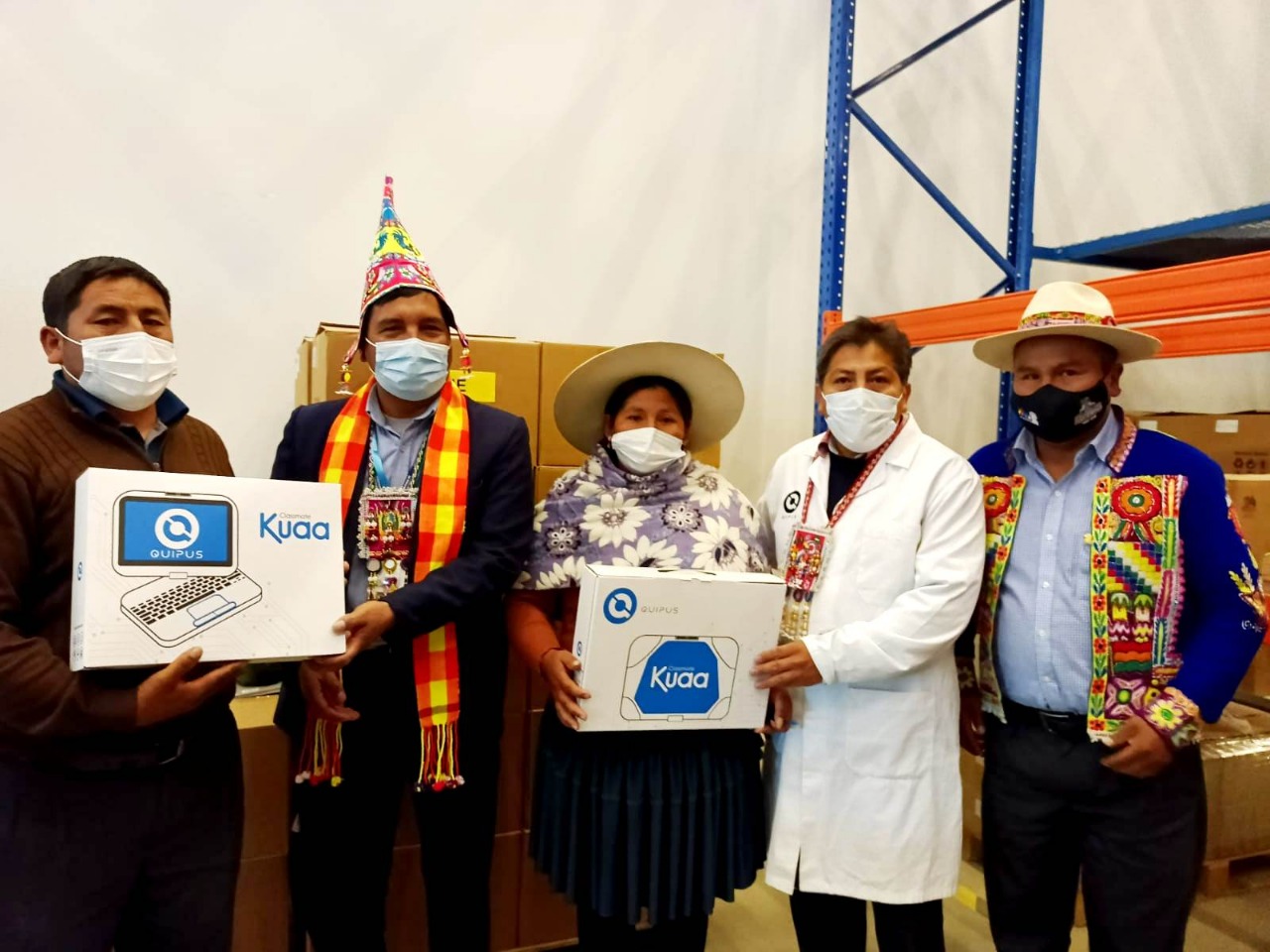 Educación entrega computadoras Kuaas y celulares a municipios de Potosí y Tarija