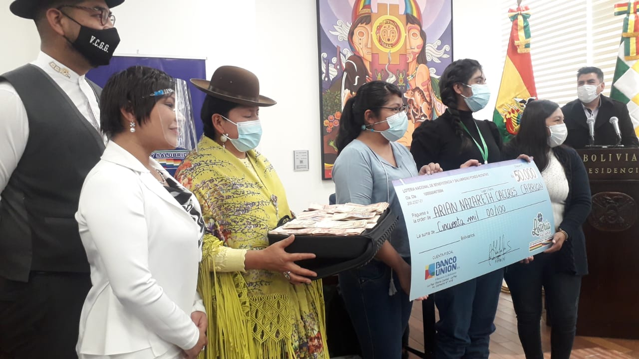 Lotería Nacional presenta sorteo “Tu amor no envejece” y entrega premios y ayuda solidaria