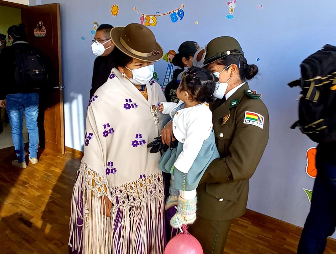 Ministerio de Justicia entrega material didáctico e insumos de bioseguridad a centro infantil de la Policía en El Alto