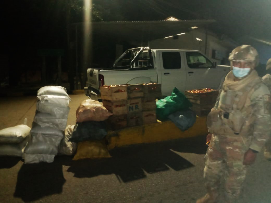 Grupo de reacción inmediata de lucha contra el contrabando comisa mercadería ilegal en el puente internacional de Bermejo