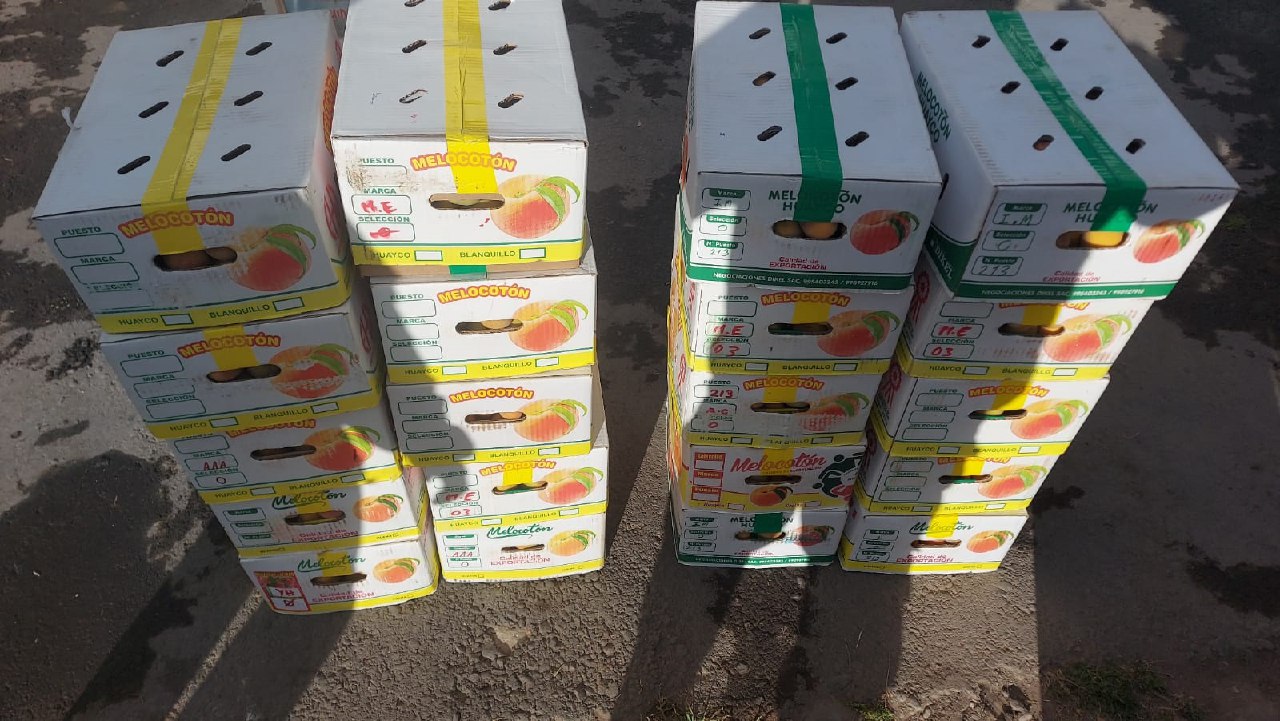 Efectivos navales en Tiquina decomisan alimentos de contrabando