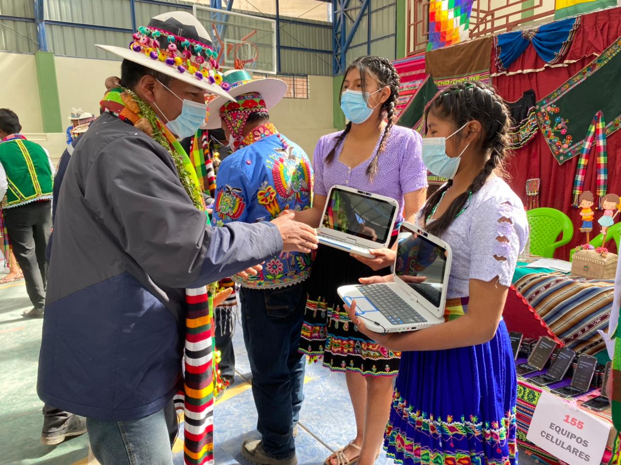 Educación entrega computadoras Kuaa y teléfonos celulares a estudiantes en situación de vulnerabilidad en Belén de Urmiri