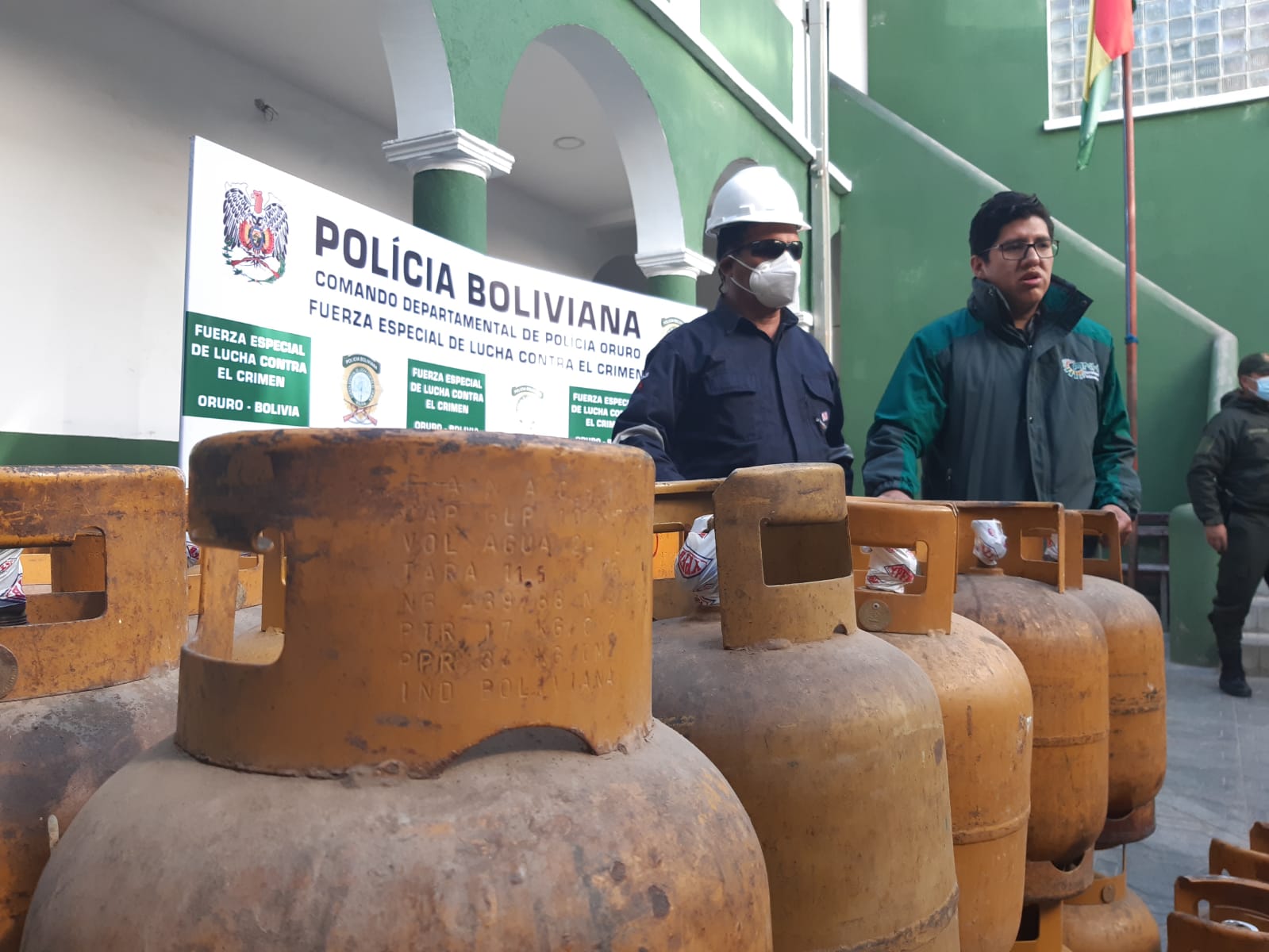 Policía de Oruro entrega la ANH garrafas de GLP incautadas en operativos de control