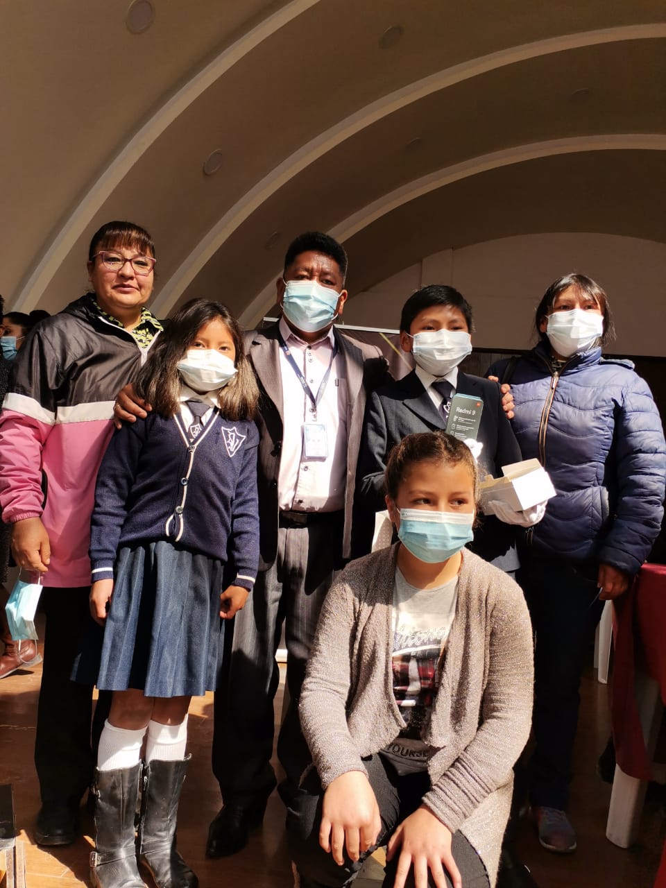 Educación entrega 311 celulares a estudiantes en situación de vulnerabilidad en Oruro