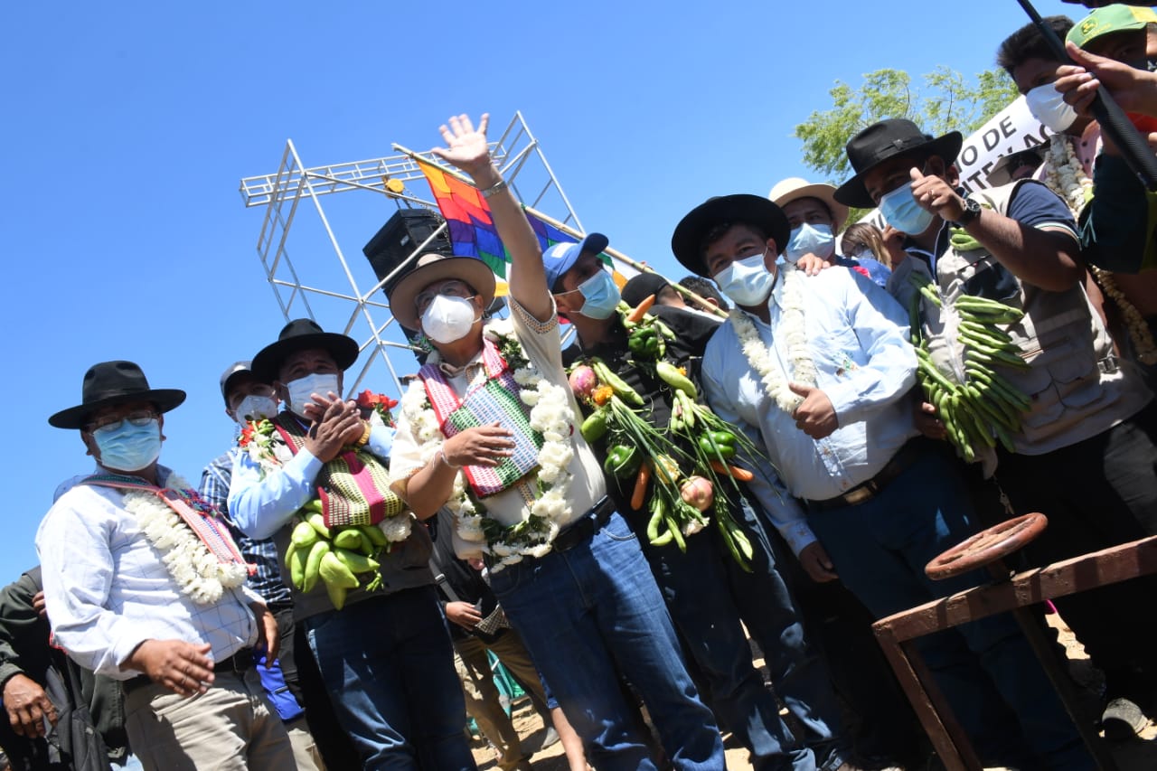 Presidente entrega canales de riego en Comarapa y destaca que el Gobierno trabaja por el desarrollo del país (amplia)