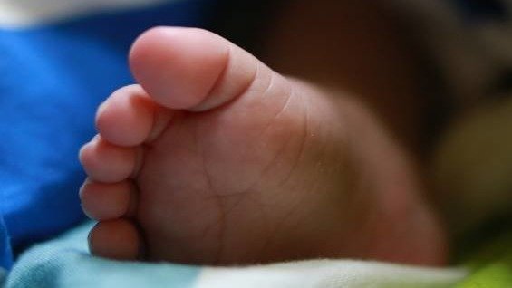 Imputan por infanticidio a una mujer por la muerte de su hijo que presentaba golpes en su cuerpo
