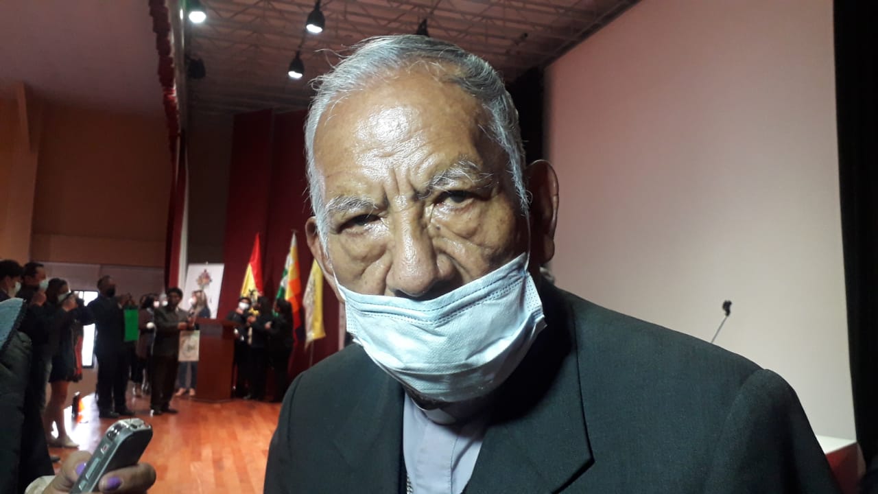 Cardenal Ticona rechaza agravio a la wiphala y llama a la paz en Bolivia