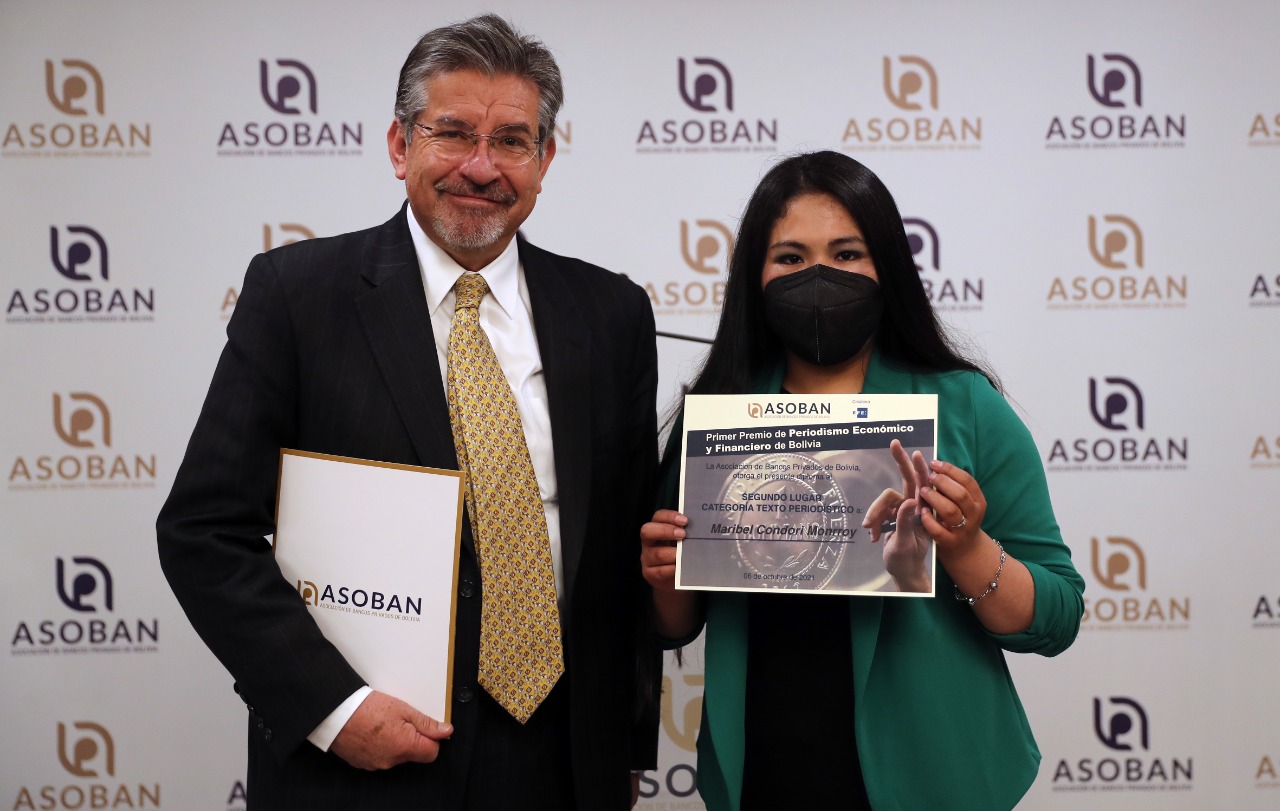Maribel Condori, periodista de ABI, recibe galardón de Periodismo Económico y Financiero de la ASOBAN
