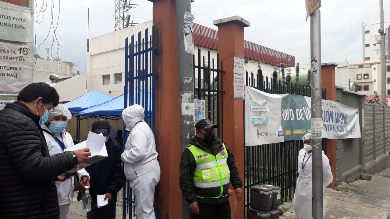 Punto de vacunación de la Escuela Nacional de Salud aplica unas 400 dosis contra el COVID-19 diariamente