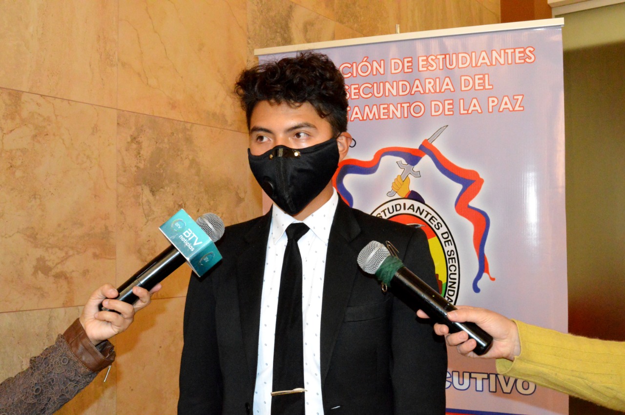 Estudiantes de secundaria ponderan la vacuna anticovid para menores de edad, entre 16 y 17 años