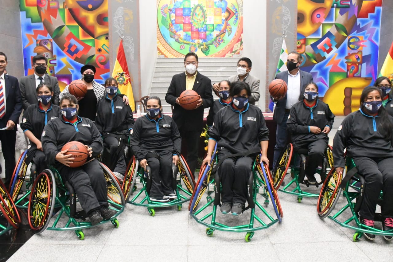 Gobierno entrega equipamiento para selecciones de varones y mujeres que participarán en torneo internacional de baloncesto en silla de ruedas